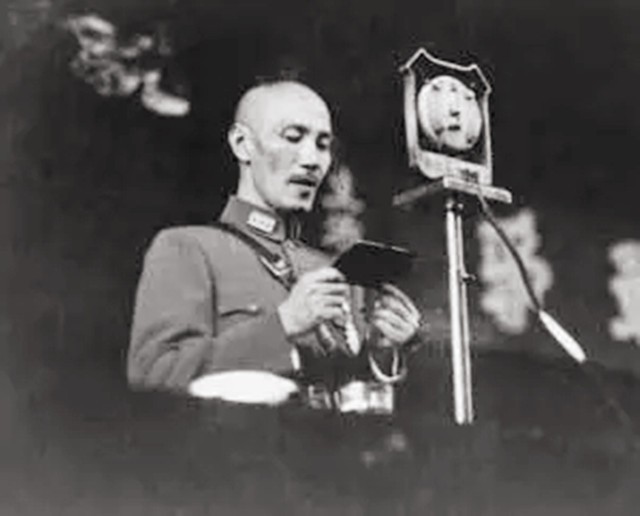 2020年李登辉遗体火化，女子当众泼其肖像油漆：死有余辜