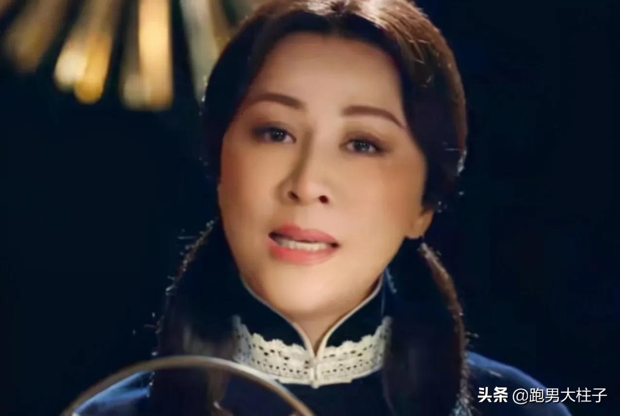 强行扮嫩，妈味十足，求求这几位明星别再演超龄少女了