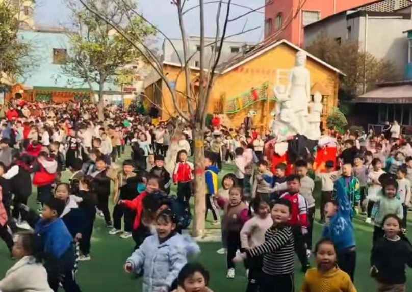 河南一“男幼师”火了，长相阳光帅气跳舞活力四射，深受家长喜爱