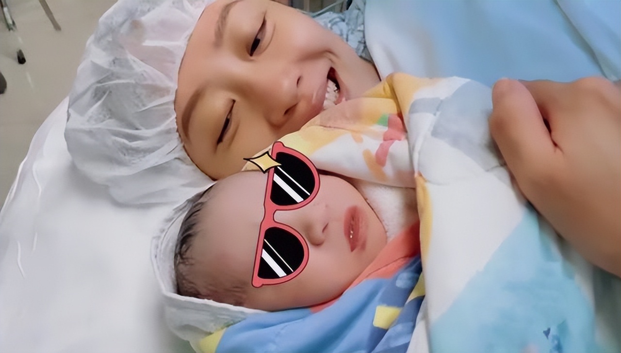 应采儿晒小儿子萌态，2岁HoHo身材纤长眉清目秀，玩泡泡机萌态足