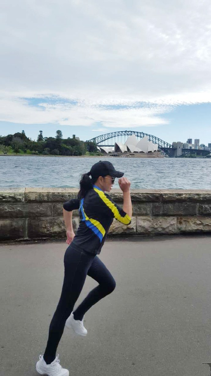 刘晓庆没刻意追求瘦，在公园锻炼阳光有活力，69岁爱美也要健康