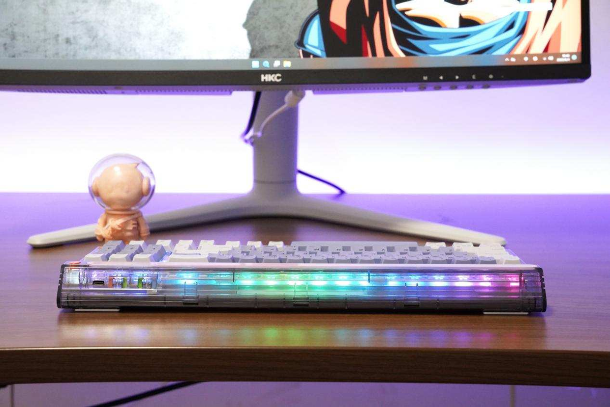 透明设计配合RGB灯效有多好看？新贵GM780三模机械键盘成桌搭新宠