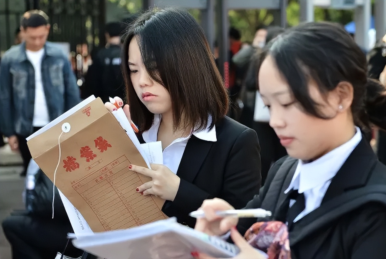 表面上看起来是体制内的工作，实际上是合同制，考生有必要了解