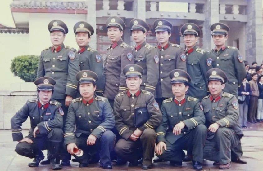 辽阳首富袁宝璟：白手起家却误入歧途，为求免死，捐给国家495亿