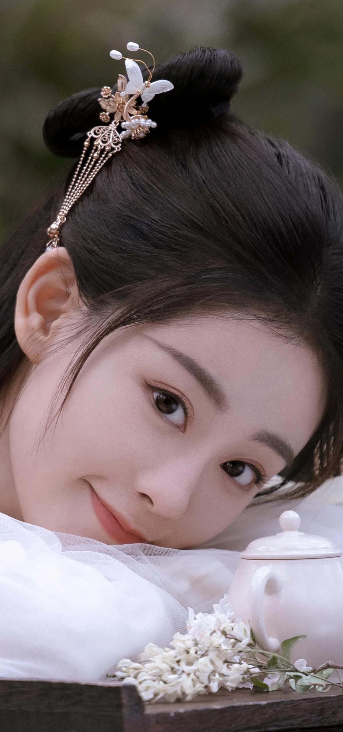 明星古装壁纸:云想衣裳花想容,春风拂槛露华浓