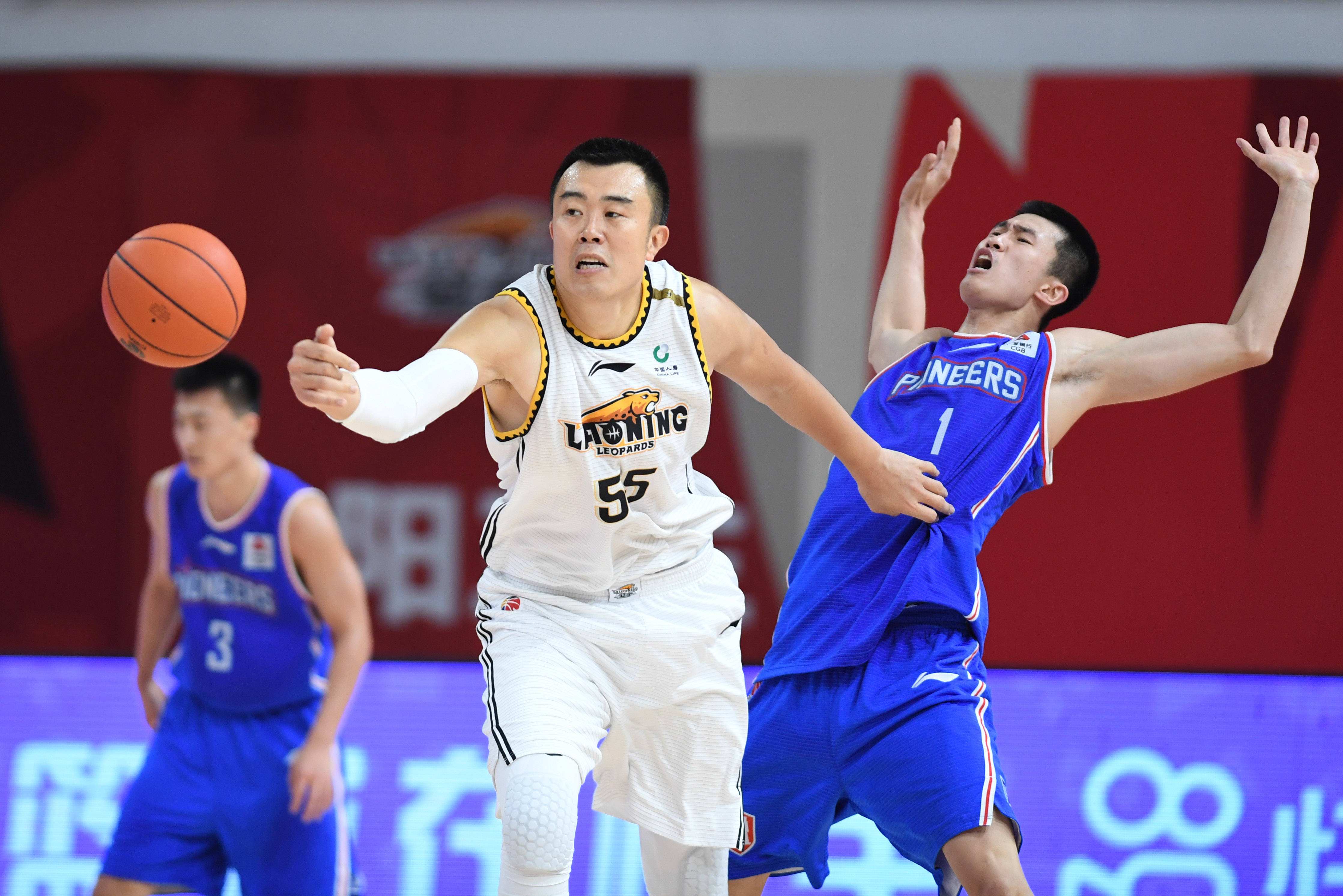 cba球员韩德君是哪里人(辽宁本钢的稳定中锋,"功夫熊猫"韩德君,cba最