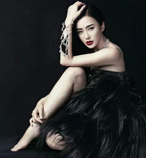 秦岚：气质婉约，温婉大方，魅力四射