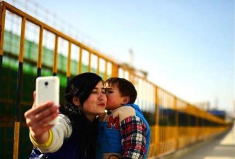 24岁外国女大学生倒追45岁农民工，今已成婚生子，计划在成都买房