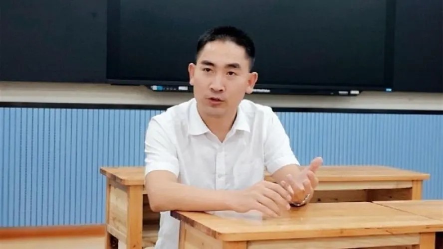 14年前他背“疯娘”求学，拒绝55万年薪，如今改变千名学子命运