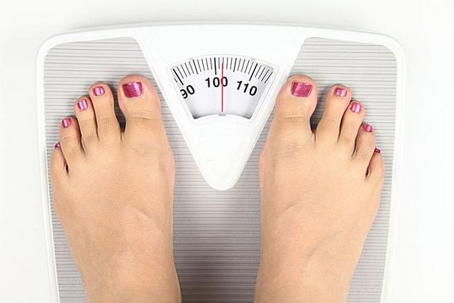 女性身高体重标准表(女性152-176cm标准体重对照表公布，自查一下，看看你是否已超标)