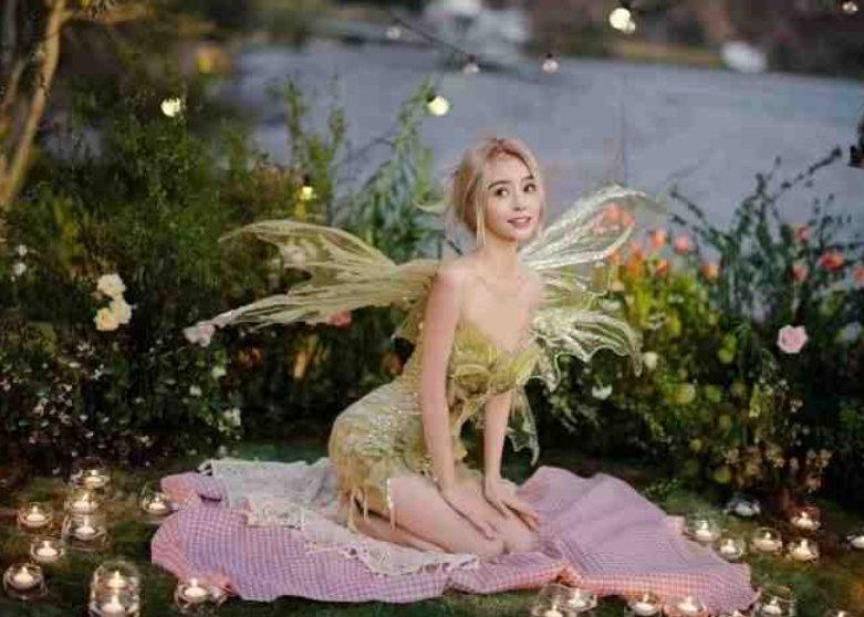 baby穿抹胸裙庆生太惊艳!皮肤白净光脚跪地,身形纤瘦无一丝赘肉