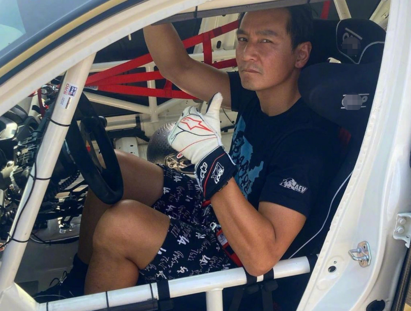 吴彦祖全家参加街头巡游！胸口戴朵大红花，8岁混血女儿五官立体