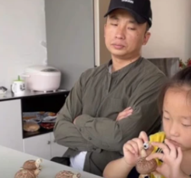 “逼瘋”父親漲粉百萬，央視點(diǎn)名表揚(yáng)的三石父女，究竟有何魔力？