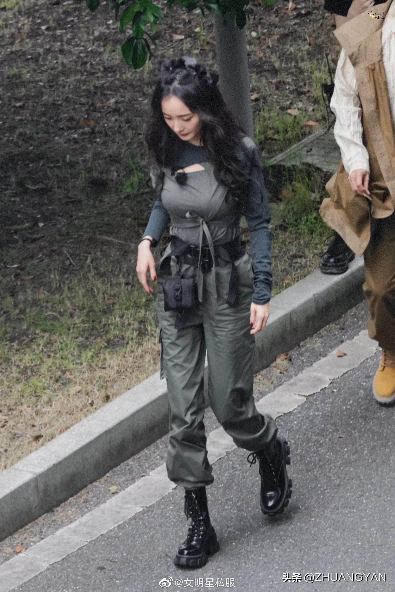 杨幂密室大逃脱的路透照公开，长得美身材辣，走起工装风又甜又酷