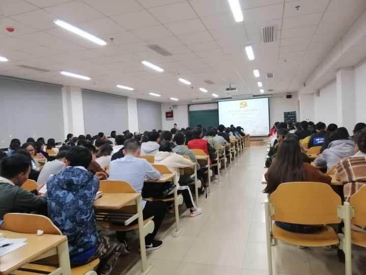 2021年女大学生失恋后发疯，殴打六旬母亲，执意嫁给50岁的流浪汉