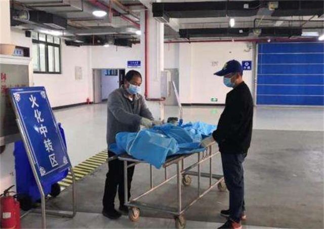 火葬场搬尸工：即使搬运高层住户，也要走楼梯，全程不敢停歇
