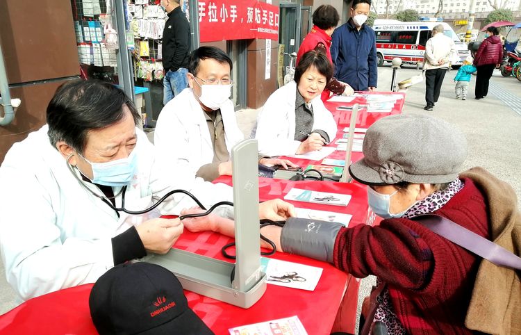 陕西省铁道兵与医疗专家共同开展学雷锋义诊活动 作者：王抗林
