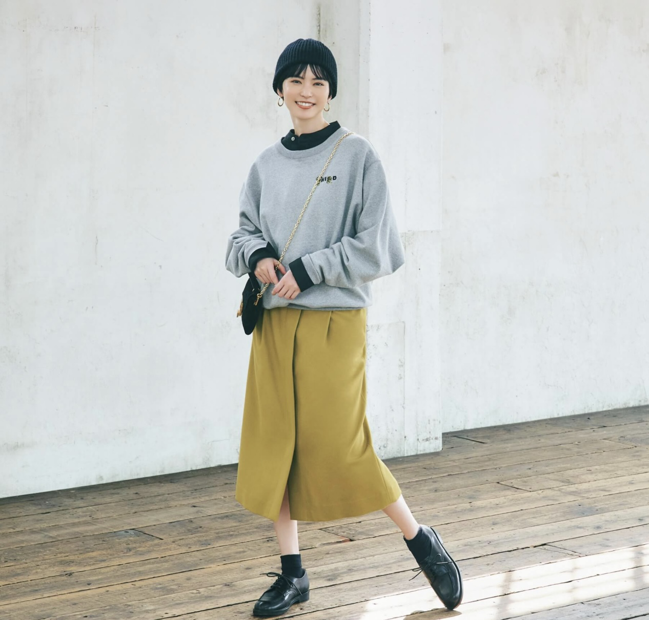 穿懂“卫衣”气质翻倍，配上这3种单品，既有女人味又可演绎帅气