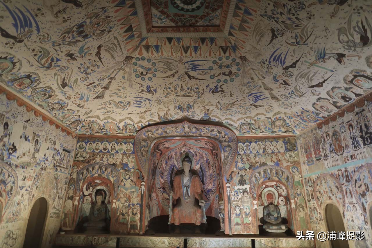 主室为覆斗形顶,西壁开一龛,是唐代的代表窟之一.