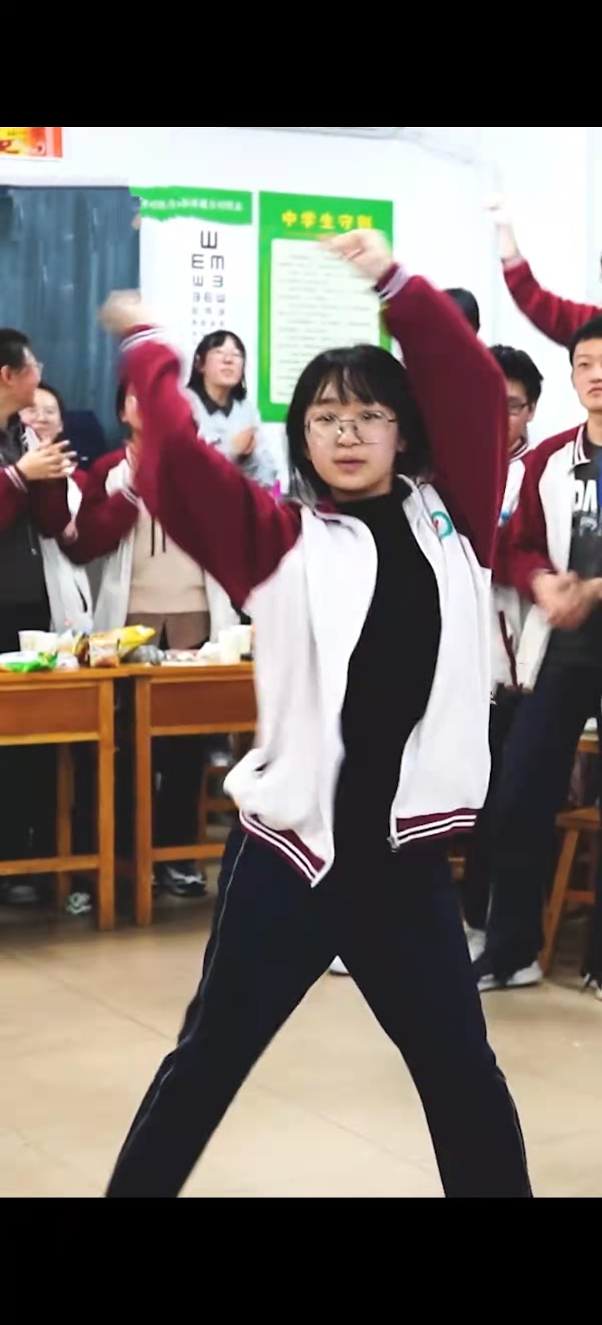 高三班举办party缓解压力，女生舞蹈惊艳全场，得知成绩令人嫉妒