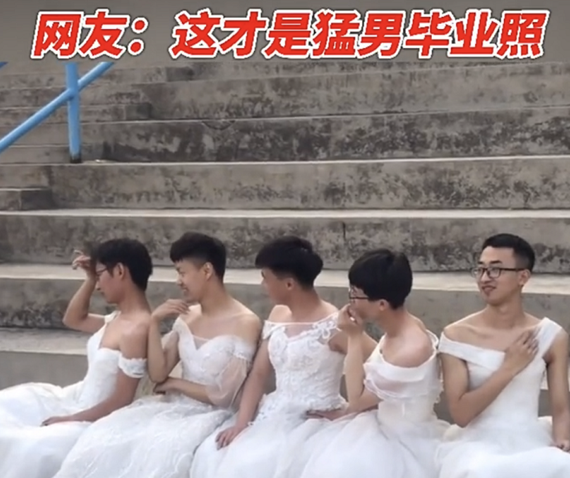 各高校“毕业照”火了，男生比女生看上去更惊艳，最后一个绝了