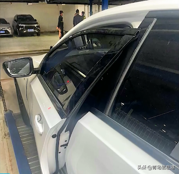 女车主车门被人压坏，找对方赔偿却被怼：人没事就行，车坏了不管