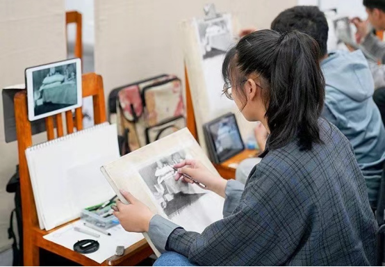 考试仅剩2分钟，美术生考场“放飞自我”，绘画内容不忍直视