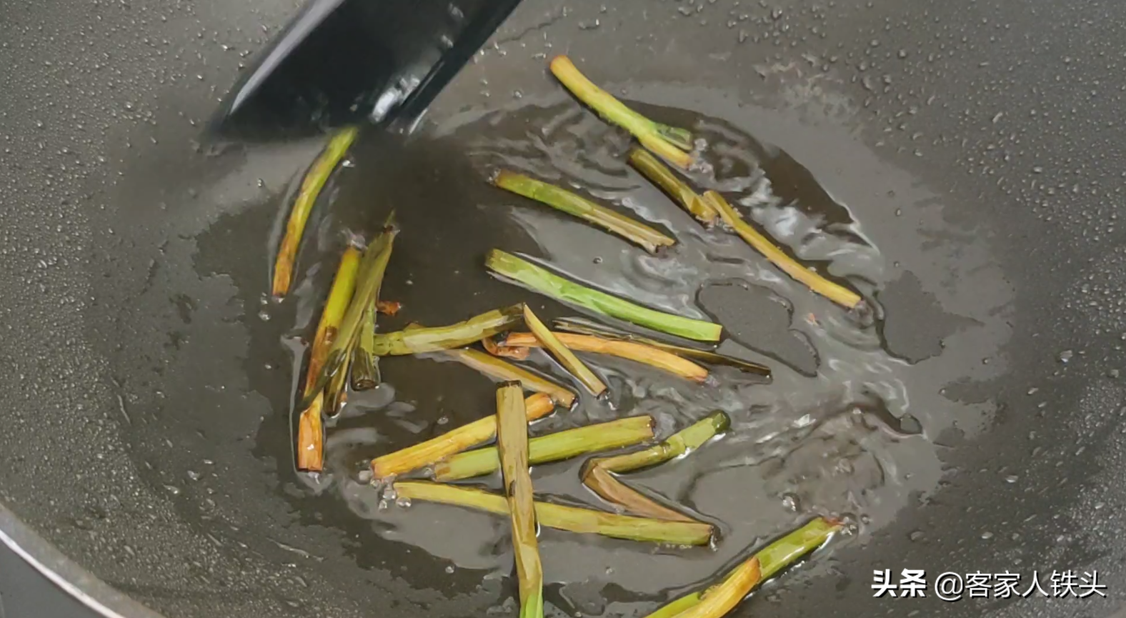 炒粉丝易起坨？小技巧教给你，3把粉丝炒一锅，喷香弹牙入味好吃