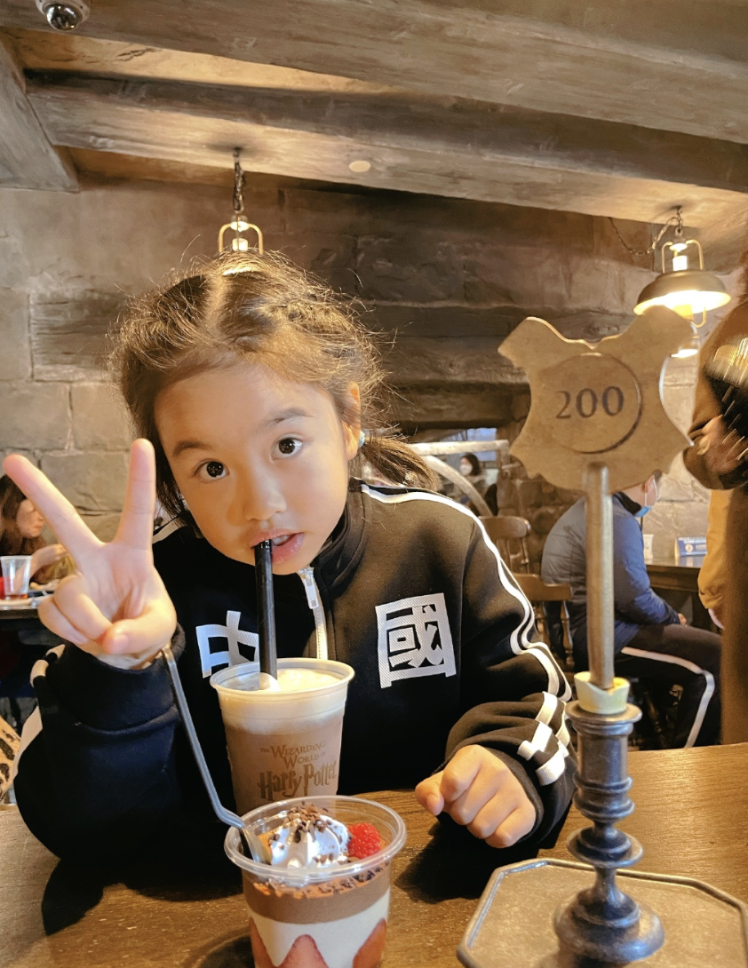 包贝尔环球影城度假，回应柳岩事件后好心情不减，饺子穿吴京同款