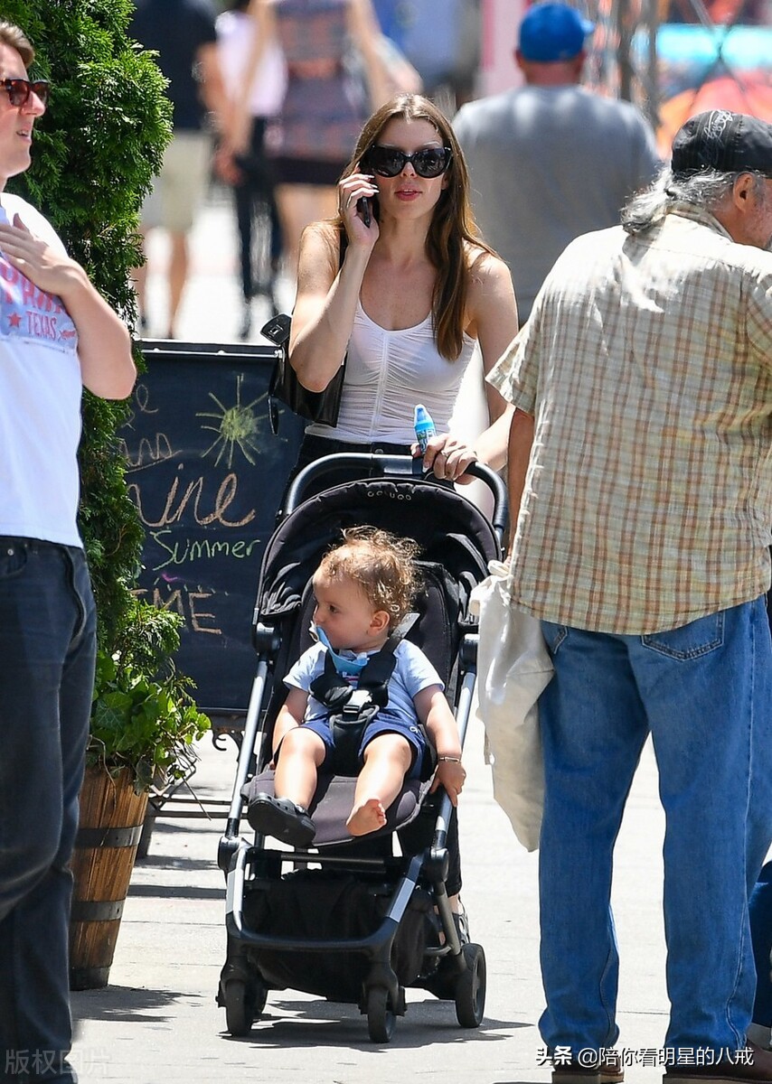 朱莉娅-福克斯 单手推手推婴儿车 一边接电话