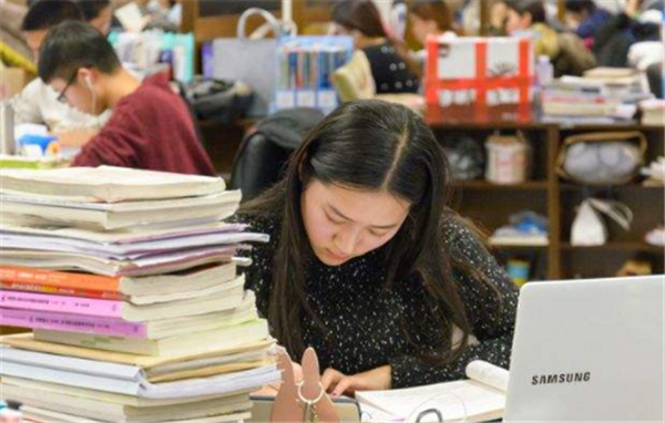 从双非考上211：考研“学霸”作息时间曝光，全程做对了这1件事