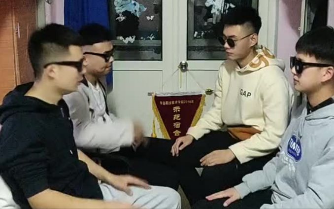 封校后的大学生都在做什么？男生宿舍玩捉迷藏，女生宿舍演宫斗剧