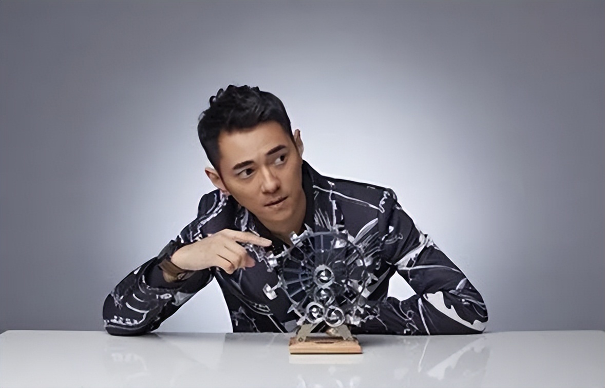 难出头的二线主持人：直播、跳槽、四处流窜，老实的斗不过精明的