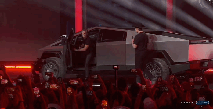 都在明年！马斯克：赛博皮卡和人形机器人量产“明年一定”