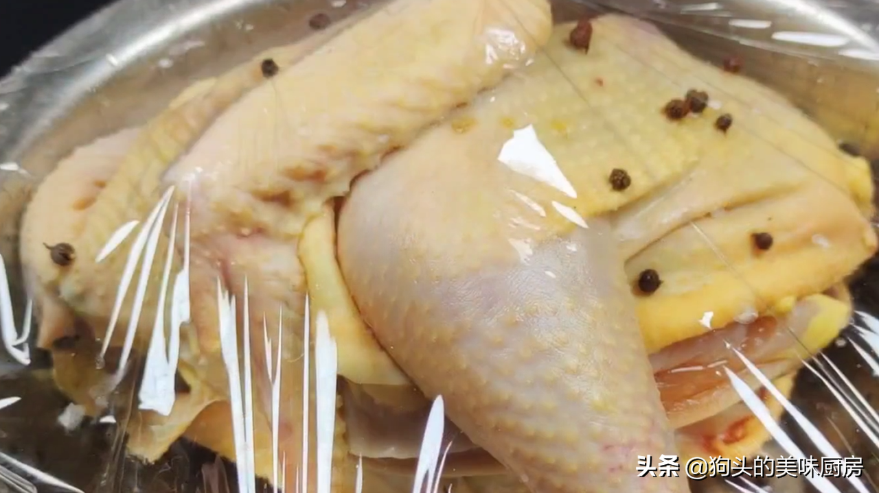 把整只鸡放到盐水中一泡，出锅皮脆肉嫩，不柴不腥，实在太厉害了
