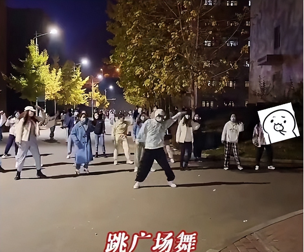 大学生封校后的生活，一个个开始秀花样，网友：像极了退休的生活