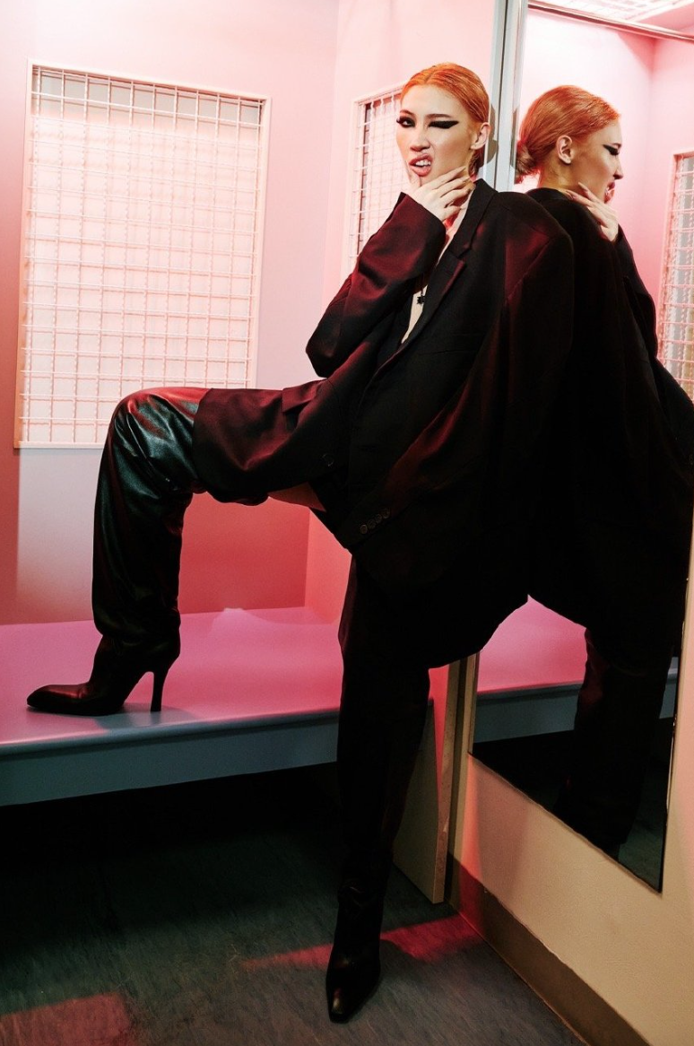 这是颁奖还是开业？金曲奖艺人造型齐翻车，现场变成乡村大舞台？