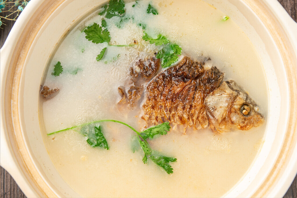 不管炖什么鱼汤，牢记5不放窍门，炖出来的鱼汤鲜美奶白，无腥味