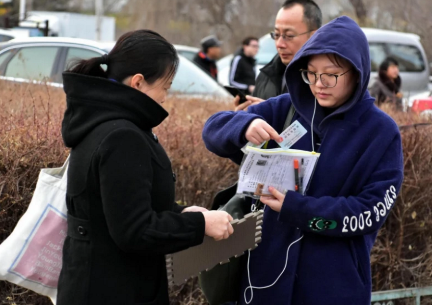 “新型啃老”悄然出现，90后大学生成新啃老族，父母慢慢被榨干