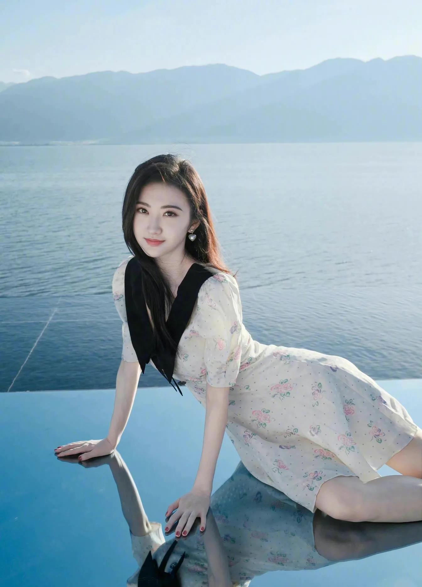 身穿翠花裙的景甜