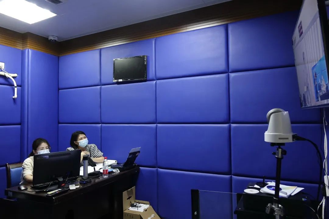 在汕尾市人民检察院的审讯室里,检察官正利用远程系统与身在看守所的