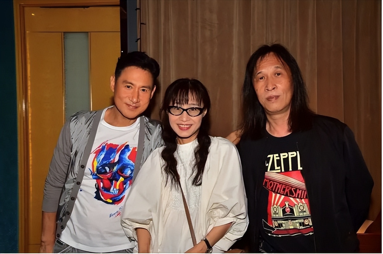 79岁杨受成出席庆功宴！谢霆锋张学友让出C位，明星云集有人喝醉