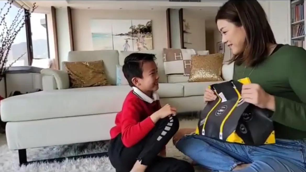 陈茵媺为次子庆7岁生日，家中无敌大海景抢镜，陈豪在家也戴口罩