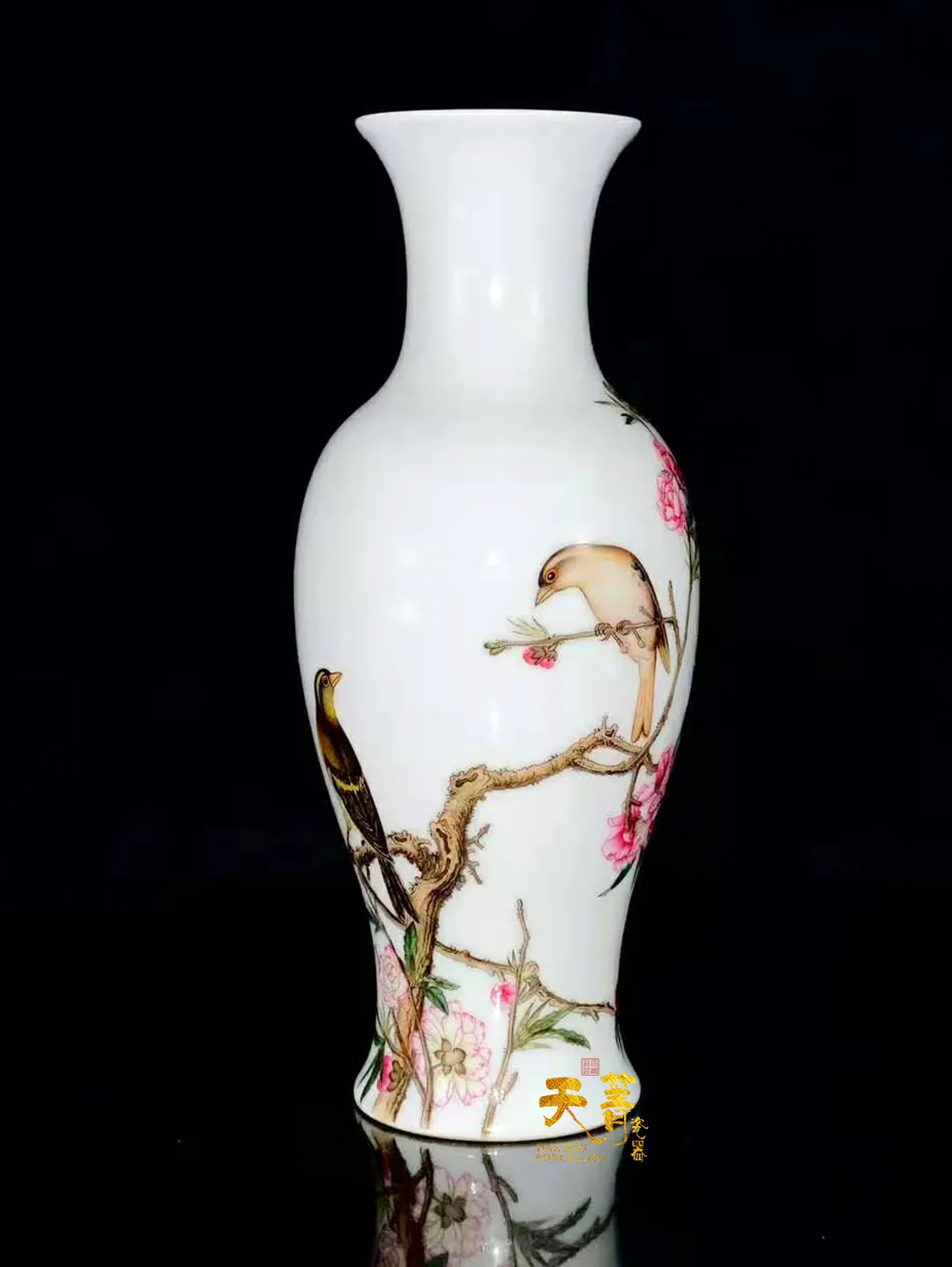 天菁瓷器江南平,官窑粉彩承高雅,精绘人物展妙趣