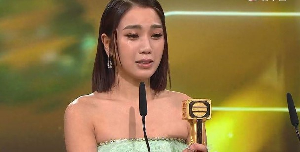 TVB颁奖礼上演宫斗，钟嘉欣痛失视后输给林夏薇是因为站错队？