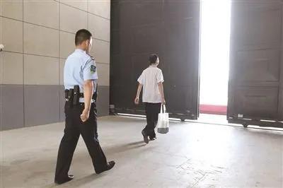 7年前，反杀校园霸凌者的十五岁少年陈泗翰，出狱后梦想成为律师