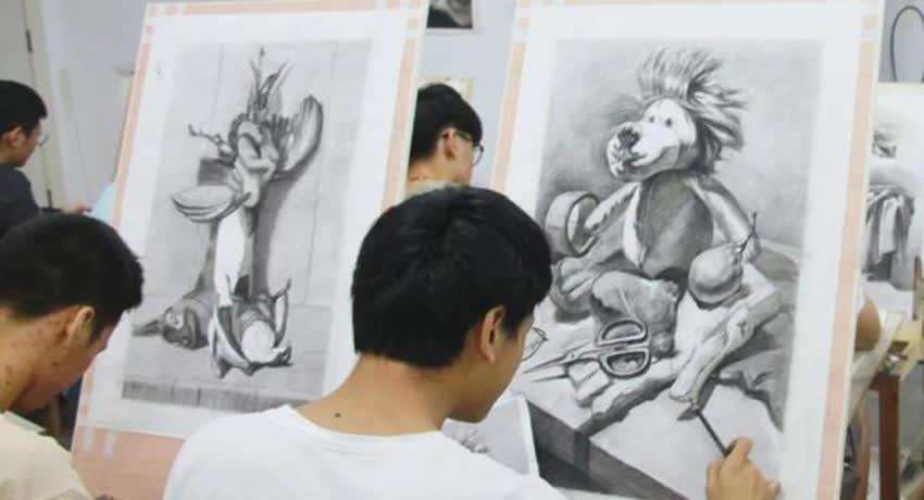 复旦高材生卧床啃老3年，对母亲拳打脚踢：我现在这样都是你害的