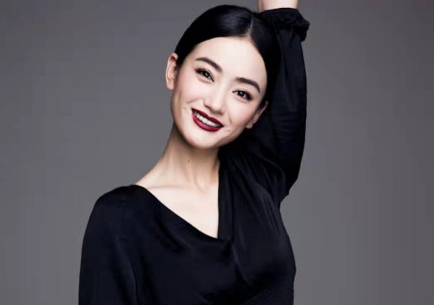 37岁朱杰罕露面！去医院一脸素颜美到惊艳，网传嫁入豪门生活惬意