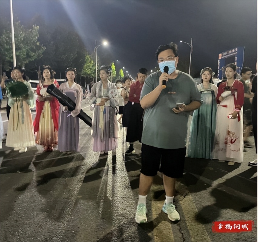 美翻了！南湖夜市内汉服巡游，与你共赏华裳之美~