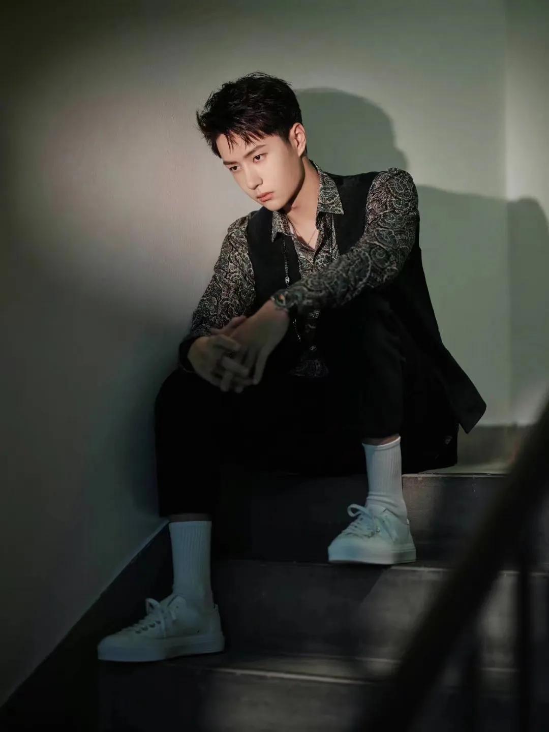 王一博坐姿合集